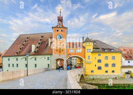 La storica Torre Brueckturm e la porta della città che conduce alla città vecchia di Altstadt dal vecchio ponte in pietra nella città bavarese di Ratisbona, Germania. Foto Stock