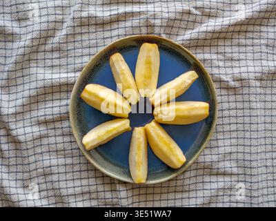 Vista dall'alto delle fette di mele fresche disposte in forma circolare sul piatto. Spuntino sano e concetto di mangiare pulito. Foto Stock