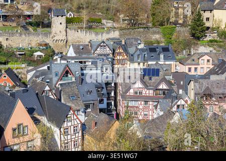 Vista aerea sulla storica porta della città di Balduinstor e sulle case di Cochem, Germania Foto Stock