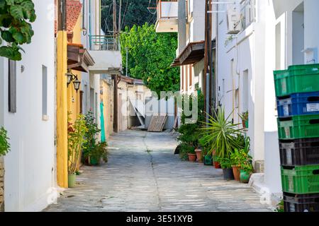 Una strada residenziale nel villaggio medievale di Omodos, sull'isola di Cipro. Foto Stock