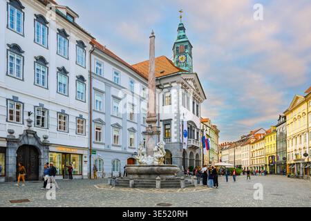 La Piazza del Municipio (Mestni trg) a Lubiana, in Slovenia, con il municipio storico e la famosa fontana Robba. Foto Stock