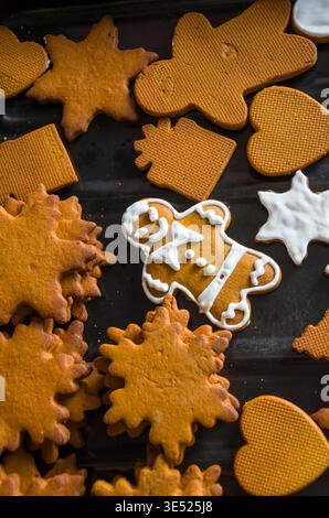 Biscotti di Natale assortiti sul vassoio da forno Foto Stock