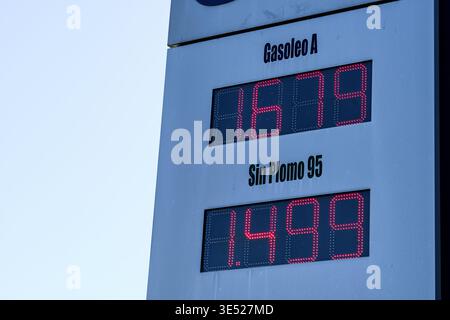 Listino prezzi stazione di servizio che mostra prezzi elevati del carburante. Concetto di inflazione e aumento dei costi energetici. Foto Stock