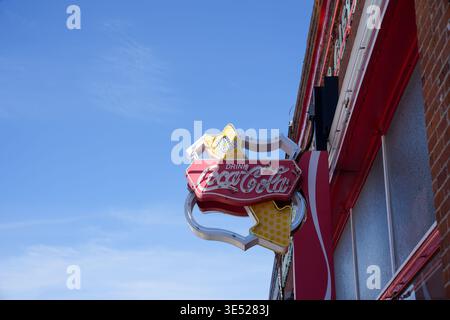 Williams, Arizona - 28 marzo 2026: Cartello con la scritta retro neon drink Coca-Cola su un edificio nel centro di Williams, Arizona, sulla Route 66 Foto Stock