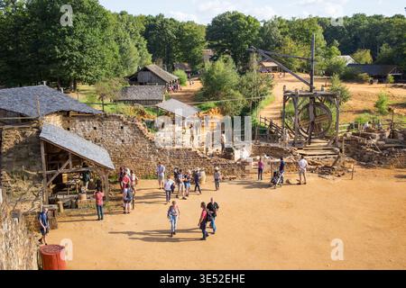Treigny, Francia - 16 agosto 2017: Castello di Guédelon in costruzione con strumenti e tecniche medievali, vicino al villaggio di Treigny Foto Stock