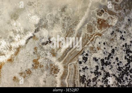 Consistenza in marmo con bellissimi strati intermedi astratti. Marrone, bianco, nero colori di pietra naturale, sfondo Foto Stock
