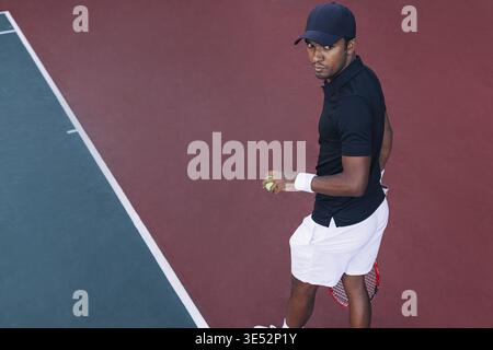 Angolo alto di un giovane tennista in piedi su un campo duro all'aperto Foto Stock
