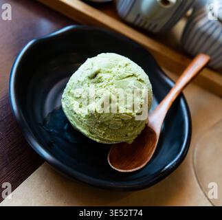 Gelato con gusto di tè verde in tazza nel ristorante giapponese Foto Stock