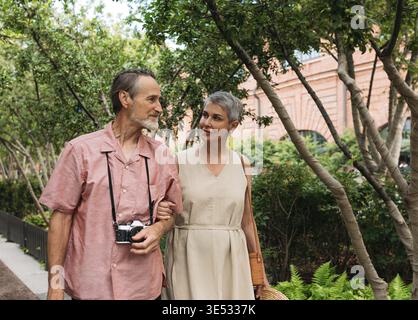 Una coppia anziana che cammina insieme nel parco. Turisti anziani che camminano all'aperto Foto Stock