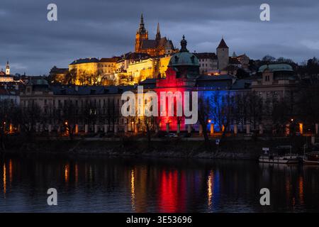 Praga, Repubblica Ceca. 30 marzo 2026. Straka Academy, sede del governo ceco, illuminata in tricolore ceco per celebrare la giornata della bandiera ceca a Praga, Repubblica Ceca, 30 marzo 2026. Crediti: Michal Kamaryt/CTK Photo/Alamy Live News Foto Stock