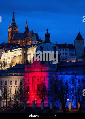 Praga, Repubblica Ceca. 30 marzo 2026. Straka Academy, sede del governo ceco, illuminata in tricolore ceco per celebrare la giornata della bandiera ceca a Praga, Repubblica Ceca, 30 marzo 2026. Crediti: Michal Kamaryt/CTK Photo/Alamy Live News Foto Stock