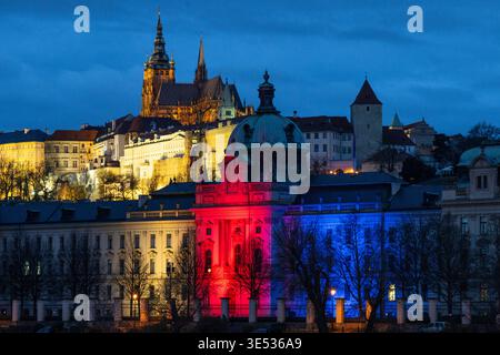 Praga, Repubblica Ceca. 30 marzo 2026. Straka Academy, sede del governo ceco, illuminata in tricolore ceco per celebrare la giornata della bandiera ceca a Praga, Repubblica Ceca, 30 marzo 2026. Crediti: Michal Kamaryt/CTK Photo/Alamy Live News Foto Stock