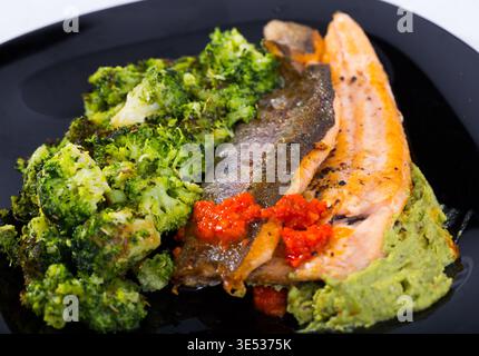 Filetto di trota fritto Foto Stock