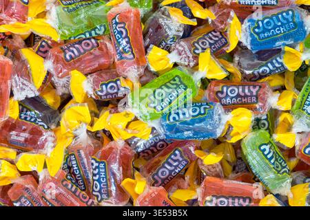 Houston, Texas USA 07-20-2025: Caramelle dure Jolly Rancher in wrappers sapori assortiti sparsi. Foto Stock