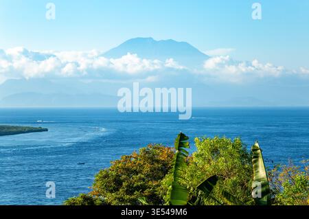 Vulcano Gunung Agung, Bali, Indonesia, Sud-est asiatico. Vulcano Gunung Agung a Bali visto dall'isola Nuda Penida, Indonesia, Sud-est asiatico. Foto Stock