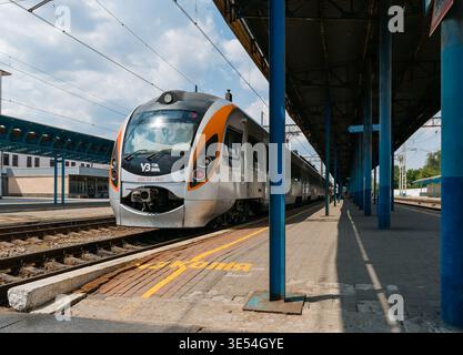 Treno Intercity delle Ferrovie ucraine in piedi al binario della stazione Zaporizhzhia-1, pronto per l'imbarco dei passeggeri Foto Stock