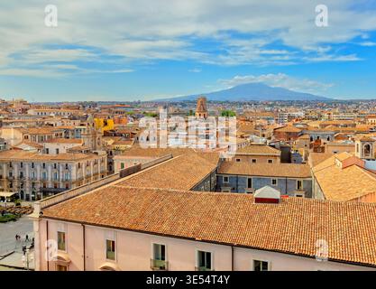 Italia, Sicilia, Catania, patrimonio dell'umanità dell'UNESCO, vista elevata della città con il vulcano Etna in lontananza Foto Stock