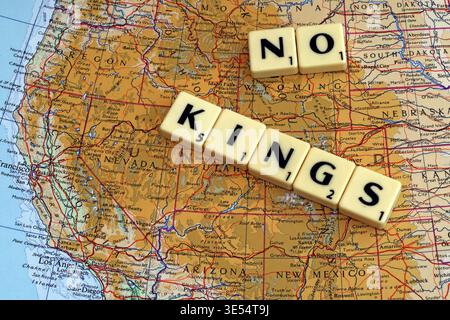 CA California , LA, San Francisco, Los Angeles No Kings NoKings protesta negli Stati Uniti su una mappa contro Donald Trump che si comporta come un re Foto Stock