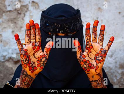 Kenya, Lamu County, Lamu, donna musulmana con henné sulle mani e sulle braccia Foto Stock