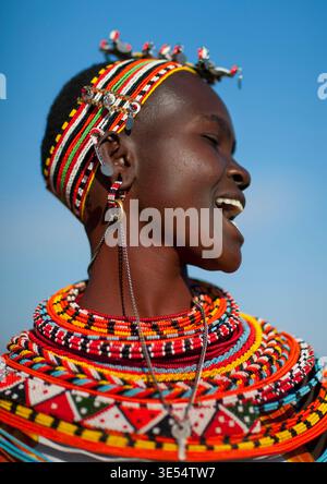 Kenya, contea di Samburu, riserva nazionale di Samburu, donna samburu che ride con gioielli tradizionali Foto Stock