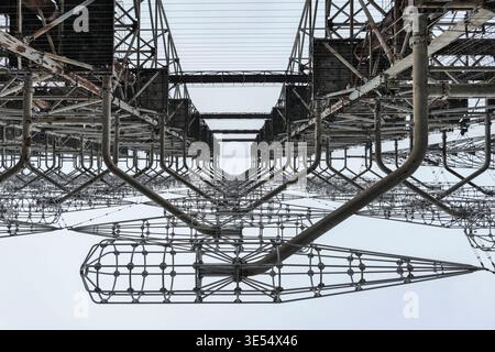 Vista aerea della massiccia struttura a reticolo in acciaio del sistema radar Duga con intricate griglie e tubi metallici sotto un cielo coperto a Prypyat, Kyi Foto Stock