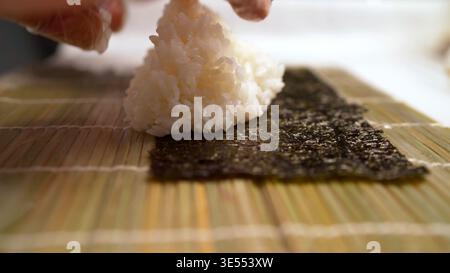 Produzione di sushi e panini. Il processo di preparazione del sushi e dei panini. Fare sushi. Foto Stock