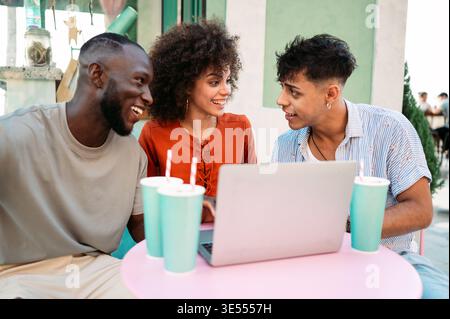 Un gruppo di amici universitari multiculturali ama fare shopping online e divertirsi insieme Foto Stock