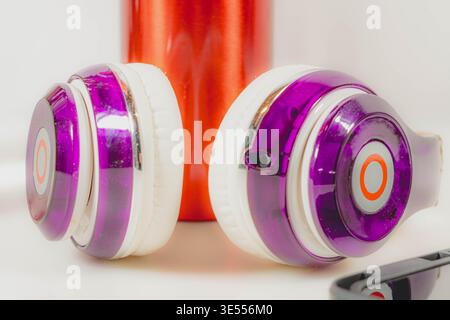 Dettagli delle cuffie viola Foto Stock