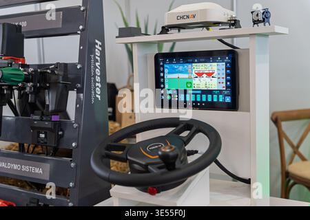 Il sistema di autosterzatura per agricoltura di precisione CHCNV viene visualizzato in occasione di una fiera, con interfaccia touch screen digitale, volante e antenna GNSS Foto Stock