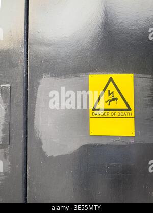 09 SETTEMBRE 2025 - LONDRA, Regno Unito - Un cartello di avvertimento su un apparecchio industriale o una struttura che indica il rischio di morte probabilmente a causa di elettrocuzione. Foto Stock