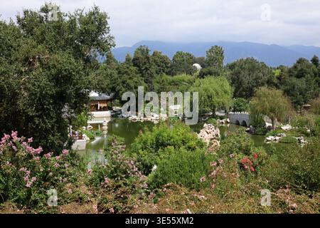 Affacciato sul giardino cinese, dalla torre di osservazione delle stelle, nei giardini botanici di Huntington, a San Marino, California, Stati Uniti Foto Stock