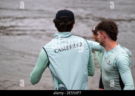 Londra, Regno Unito. 31 marzo 2026. Ci si allena vicino a Putney Bridge prima della 171a gara di barche maschile, la gara annuale tra gli equipaggi di canottaggio delle Università di Oxford e Cambridge che si svolge vicino a Pasqua sul famoso corso da Campionato di 6,8 km sul fiume Tamigi tra Putney e Mortlake. Crediti: Stephen Chung / Alamy Live News Foto Stock