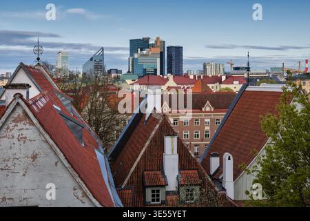 Città di Tallinn in Estonia. Vista della capitale dalla città vecchia al centro città. Foto Stock