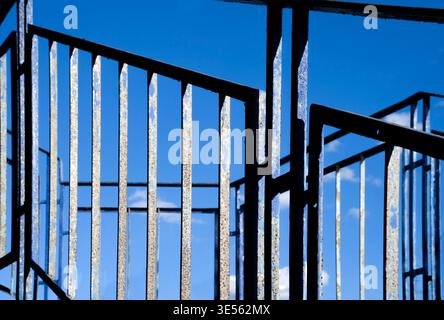 vecchia ringhiera blu su una scala che porta al cielo Foto Stock