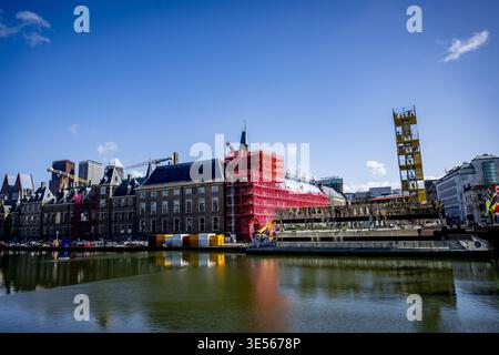 L'AIA - ristrutturazione al Binnenhof a l'Aia. Il Binnenhof è in fase di ristrutturazione dal 1° ottobre 2021. L'obiettivo è quello di rendere gli edifici che ospitano la prima e la seconda camera, tra gli altri, a prova di futuro. La ristrutturazione del Binnenhof a l'Aia sta diventando di nuovo più costosa. ROBIN UTRECHT /ANP netherlands Out - belgium Out Foto Stock