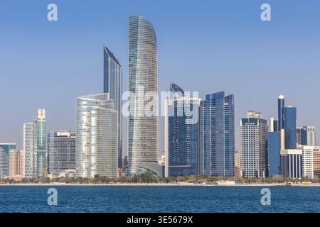 Skyline di Abu Dhabi Hochhäuser am Meer ad Abu Dhabi, Emirato di Vereinigte Arabische Abu Dhabi, Emirato di Vereinigte Arabische - 19. Febbraio 2026: Abu Dhabi Skyline Hochhäuser am Meer ad Abu Dhabi, Emirato di Vereinigte Arabische. *** Skyline Abu Dhabi Skyline grattacieli in riva al mare ad Abu Dhabi, Emirati Arabi Uniti Abu Dhabi, Emirati Arabi Uniti 19 febbraio 2026 Skyline Abu Dhabi Skyline grattacieli in riva al mare ad Abu Dhabi, Emirati Arabi Uniti Foto Stock
