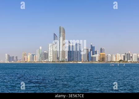 Skyline di Abu Dhabi Hochhäuser am Meer ad Abu Dhabi, Emirato di Vereinigte Arabische Abu Dhabi, Emirato di Vereinigte Arabische - 19. Febbraio 2026: Abu Dhabi Skyline Hochhäuser am Meer ad Abu Dhabi, Emirato di Vereinigte Arabische. *** Skyline Abu Dhabi Skyline grattacieli in riva al mare ad Abu Dhabi, Emirati Arabi Uniti Abu Dhabi, Emirati Arabi Uniti 19 febbraio 2026 Skyline Abu Dhabi Skyline grattacieli in riva al mare ad Abu Dhabi, Emirati Arabi Uniti Foto Stock