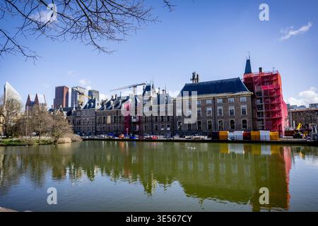 L'AIA - ristrutturazione al Binnenhof a l'Aia. Il Binnenhof è in fase di ristrutturazione dal 1° ottobre 2021. L'obiettivo è quello di rendere gli edifici che ospitano la prima e la seconda camera, tra gli altri, a prova di futuro. La ristrutturazione del Binnenhof a l'Aia sta diventando di nuovo più costosa. ROBIN UTRECHT /ANP netherlands Out - belgium Out Foto Stock