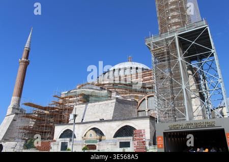 La facciata esterna di Hagia Sophia è stata ristrutturata nell'estate del 2024, ponteggi sulla moschea sotto il cielo blu di Istanbul Turchia Foto Stock