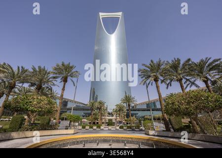 Riad Skyline Kingdom Centre Tower Hochhaus a Riad, Riad Arabia Saudita, Arabia Saudita - 15. Febbraio 2026: Riad Skyline Kingdom Centre Tower Hochhaus a Riad, Arabia Saudita. *** Il grattacielo Riyadh Skyline Kingdom Centre Tower a Riyadh, Arabia Saudita Riyadh, Arabia Saudita 15 febbraio 2026 il grattacielo Riyadh Skyline Kingdom Centre Tower a Riyadh, Arabia Saudita Foto Stock
