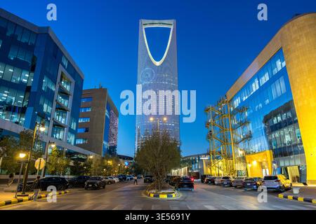 Riad Skyline Kingdom Centre Tower Hochhaus bei Nacht a Riad, Riad Arabia Saudita, Arabia Saudita - 16. Febbraio 2026: Riad Skyline Kingdom Centre Tower Hochhaus bei Nacht a Riad, Arabia Saudita. *** Il grattacielo Riyadh Skyline Kingdom Centre Tower di notte a Riyadh, Arabia Saudita Riyadh, Arabia Saudita 16 febbraio 2026 il grattacielo Riyadh Skyline Kingdom Centre Tower di notte a Riyadh, Arabia Saudita Foto Stock