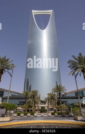 Riad Skyline Kingdom Centre Tower Hochhaus a Riad, Riad Arabia Saudita, Arabia Saudita - 15. Febbraio 2026: Riad Skyline Kingdom Centre Tower Hochhaus a Riad, Arabia Saudita. *** Il grattacielo Riyadh Skyline Kingdom Centre Tower a Riyadh, Arabia Saudita Riyadh, Arabia Saudita 15 febbraio 2026 il grattacielo Riyadh Skyline Kingdom Centre Tower a Riyadh, Arabia Saudita Foto Stock