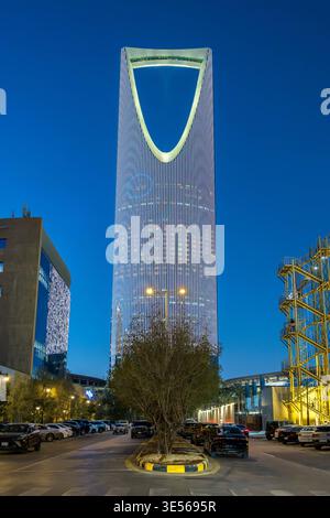 Riad Skyline Kingdom Centre Tower Hochhaus bei Nacht a Riad, Riad Arabia Saudita, Arabia Saudita - 16. Febbraio 2026: Riad Skyline Kingdom Centre Tower Hochhaus bei Nacht a Riad, Arabia Saudita. *** Il grattacielo Riyadh Skyline Kingdom Centre Tower di notte a Riyadh, Arabia Saudita Riyadh, Arabia Saudita 16 febbraio 2026 il grattacielo Riyadh Skyline Kingdom Centre Tower di notte a Riyadh, Arabia Saudita Foto Stock