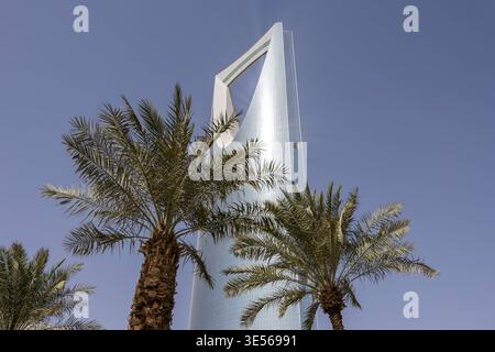 Riad Skyline Kingdom Centre Tower Hochhaus a Riad, Riad Arabia Saudita, Arabia Saudita - 15. Febbraio 2026: Riad Skyline Kingdom Centre Tower Hochhaus a Riad, Arabia Saudita. *** Il grattacielo Riyadh Skyline Kingdom Centre Tower a Riyadh, Arabia Saudita Riyadh, Arabia Saudita 15 febbraio 2026 il grattacielo Riyadh Skyline Kingdom Centre Tower a Riyadh, Arabia Saudita Foto Stock
