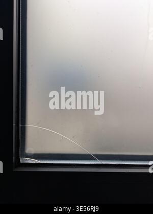 Finestra in vetro smerigliato con Hairline Crack, luce interna attenuata sfumatura morbida, sottile sfocatura dell'oggetto dietro il pannello traslucido, sottile Foto Stock