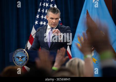 Washington, Stati Uniti d'America. 31 marzo 2026. Washington, Stati Uniti d'America. 31 marzo 2026. Il segretario alla difesa degli Stati Uniti Pete Hegseth, risponde a una domanda durante un briefing stampa per discutere dell'operazione Epic Fury al Pentagono, 31 marzo 2026, a Washington, DC il Pentagono ha bandito i fotografi dai briefing, consentendo solo immagini rilasciate ufficialmente. Crediti: PO1 Alexander Kubitza/DOD Photo/Alamy Live News Foto Stock