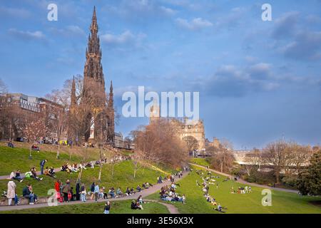 East Princes Street Gardens, parco pubblico nel centro di Edimburgo che mostra il monumento Scott e il Balmoral Hotel in primavera, Scozia, Regno Unito Foto Stock
