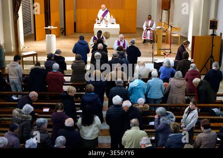 Chiesa di Saint Pierre aux liens. Ampia vista interna della chiesa con sacerdote all'altare e fedeli che ricevono la comunione in coda. Epagny Metz Tessy. Francia Foto Stock