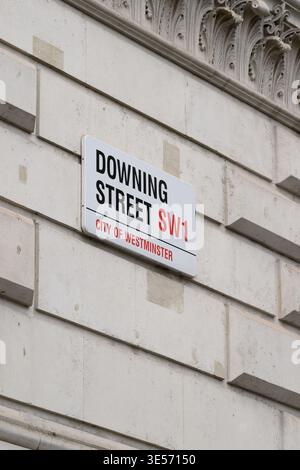 Cartello di Downing Street. Downing Street, Whitehall, Londra, Regno Unito. 28 febbraio 2026 Foto Stock