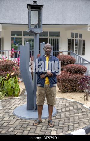 Tutsi ruandese in piedi fuori da un memoriale per il genocidio a Nyange, Ruanda Foto Stock